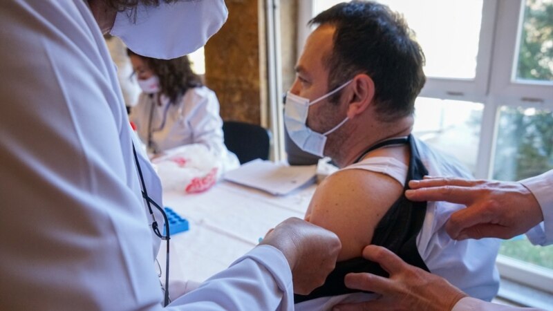 Hezitim i mjekëve për t’u vaksinuar dekurajoi qytetarët 