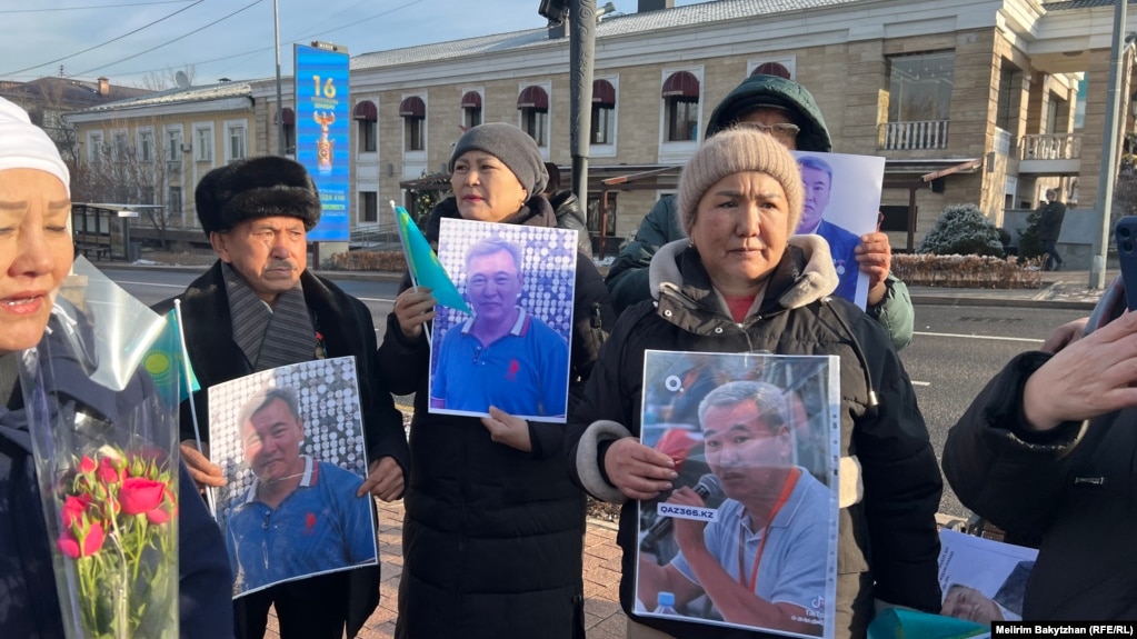 Родственники и сторонники блогера Мирболата Мырзатайулы. Алматы, 16 декабря 2025 года