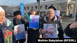 Родственники и сторонники блогера Мирболата Мырзатайулы. Алматы, 16 декабря 2025 года