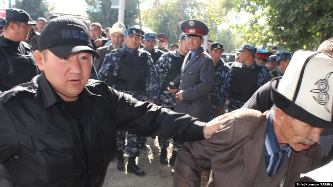 Kyrgyz police disperse protesters in Osh.