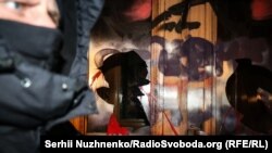 Під час акції на підтримку Стерненка була розмальована написами протесту частина фасаду будівлі і розбиті кілька шибок, а будівлю закидали фальшфаєрами