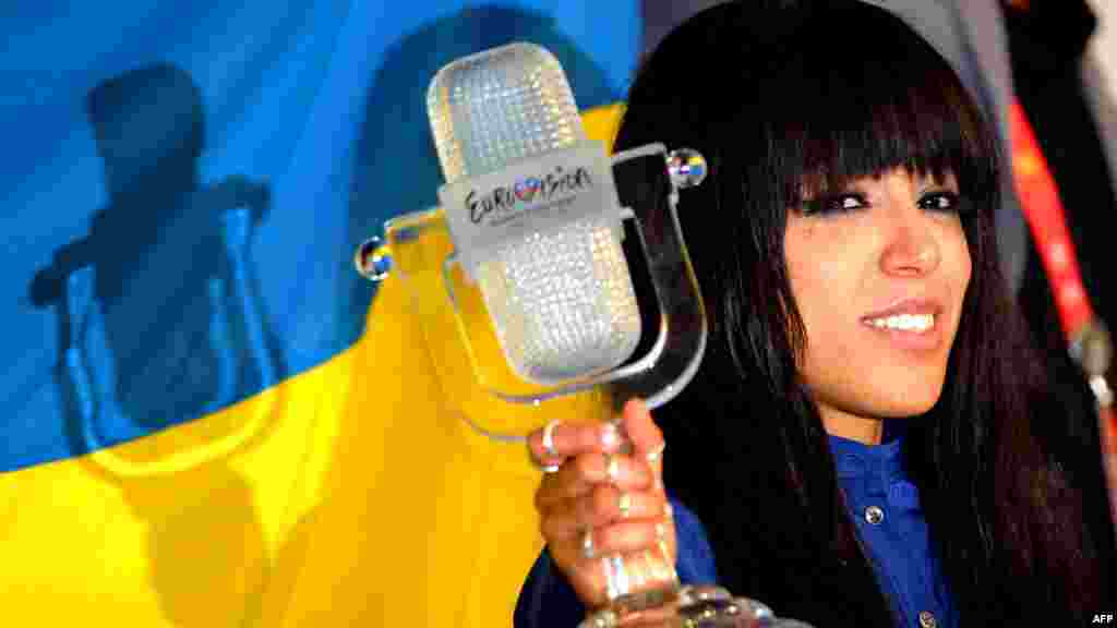 Inrepreta suedeză Loreen, cu trofeul Eurovision 2012. (AFP/Vano Shlamov)