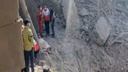 კადრი 28 თებერვალს სოციალურ ქსელებში გამოქვეყნებული და AFP-ის მიერ გადამოწმებული ვიდეოდან: ადამიანები ათვალიერებენ თეირანზე აშშ-ისა და ისრაელის დარტყმების შედეგად დაზიანებულ ადგილს.