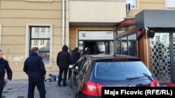 Policia e Kosovës pranë ndërtesës ku ishte vendosur Ndërmarrja Publike për Urbanizëm, që vepronte sipas sistemit të Serbisë. 