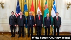 Tramp Ağ evdə Mərkəzi Asiya ölkələrinin liderləri ilə.