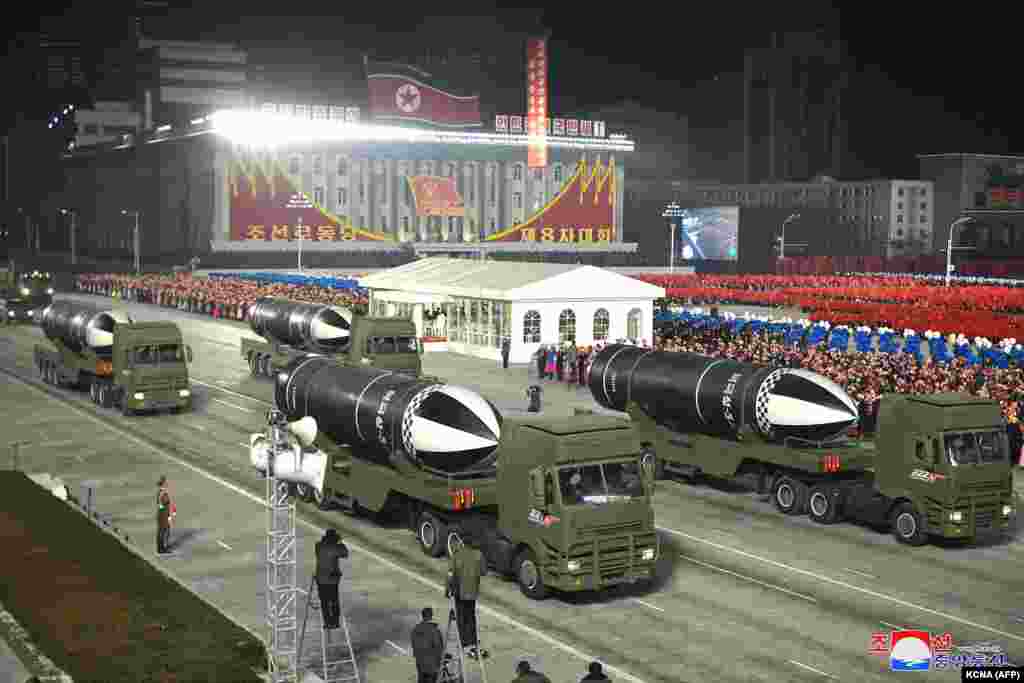 СЕВЕРНА КОРЕЈА - Северна Кореја на вчерашната воена парада прикажа како што се чини нова балистичка ракета со подморница (SLBM), неколку дена пред инаугурацијата на новоизбраниот претседател на САД, Џо Бајден, која е закажана за 20 јануари. Фотографиите на државните медиуми покажуваат дека лидерот Ким Јонг Ун се смее и мавта додека го надгледуваше настанот на плоштадот Ким Ил Сунг во Пјонгјанг.