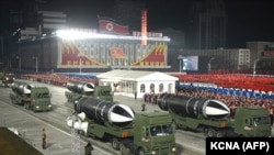 Tengeralattjáróról indítható ballisztikus rakétának tűnő fegyverek egy Észak-Koreában tartott felvonuláson, 2021. január 14-én. (Illusztráció) 