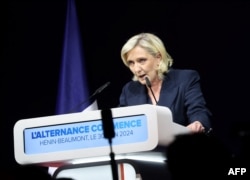 Marine Le Pen ține un discurs în timpul serii rezultatelor primului tur al alegerilor parlamentare din Henin-Beaumont, nordul Franței, la 30 iunie 2024.