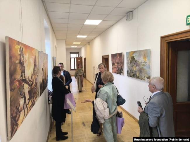 Vizitorët e ekspozitës "Fitorja e Madhe dhe Paqja e Atdheut" në Moskë më 1 shtator 2025.