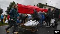 Locuitorii ajută la umplerea sacilor cu nisip la Olomouc, în estul R. Cehe, la 14 septembrie.