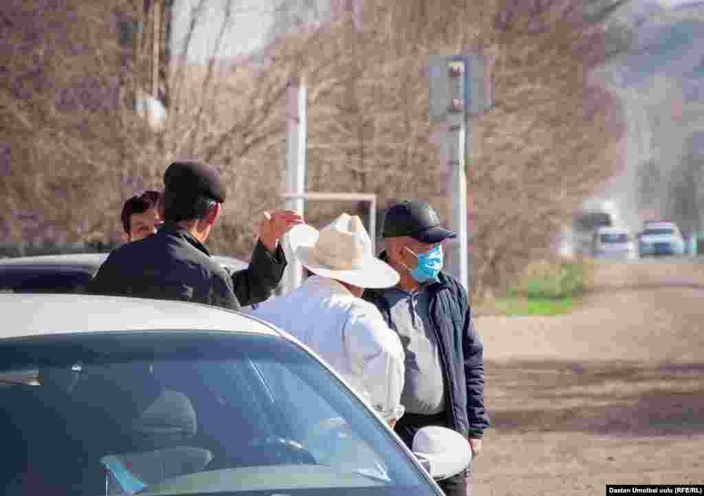 Коронавирус илдетине чалдыккандар Ноокат районундагы Жаңы-Ноокат жана Зулпуев айыл аймагынан экенин жергиликтүү бийлик ырастады. Учурда аталган аймакка&nbsp;өзгөчө абал жарыяланып, карантинге алынды.&nbsp;