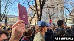 Okupljeni studenti podigli su studentske indekse na protestu u Novom Sadu, 8. januar 2025.