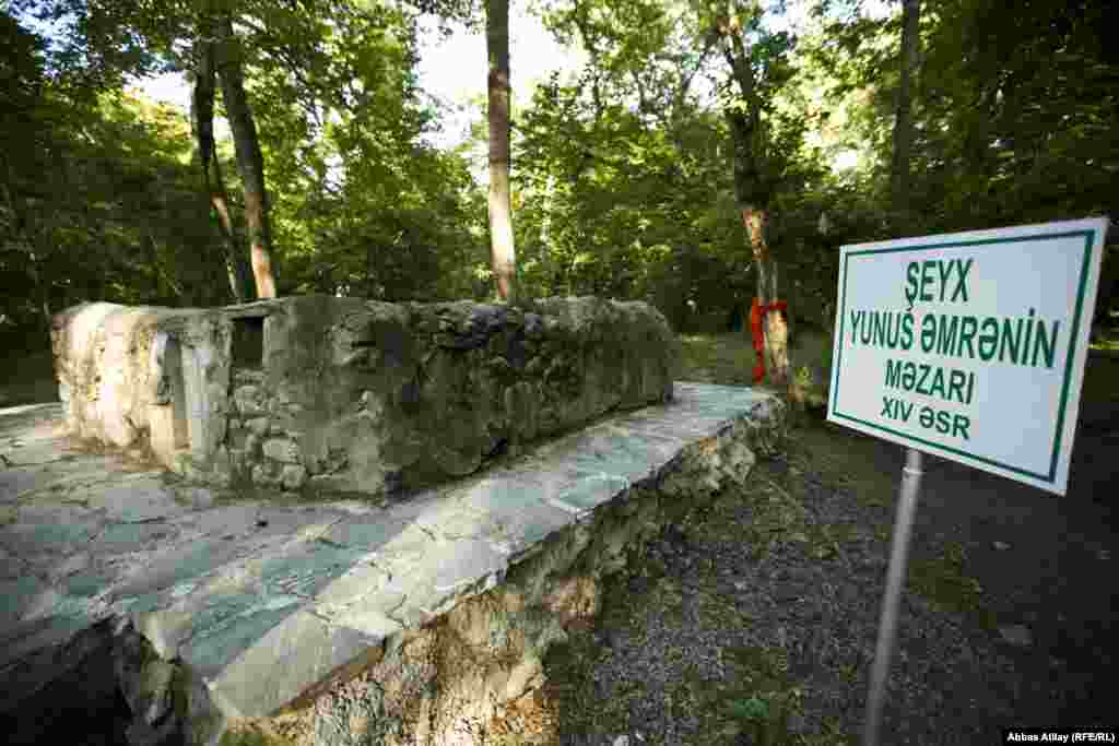 Qaxın Oncallı kəndində Orta Əsrlərə aid "Oğuz məzarlığı". Ehtimal edilir ki, bu məzarlıqda böyük türk şairi Yunus Əmrə və onun muridi Hacı Tapdığın da məzarı var.