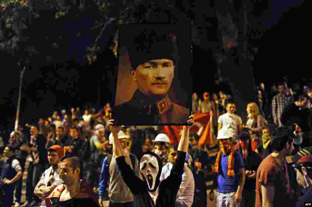 Demonstranti sa slikom osnivača moderne Turke države, Mustafe Kemala Ataturka, na protestima u Istanbulu, 6. juni 2013. Foto: AFP / Bulent Kilic 