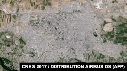 این تصویر هوایی از رقه، توسط ماهواره‌ای در ۱۱ مارس ۲۰۱۷ گرفته شده و ایرباس دی‌اس آن را در اختیار رسانه‌ها گذشته‌است