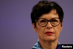 Do optužbi da je Marta Kos bila saradnica jugoslovenske tajne policije došlo je nakon što je u prostorijama Evropskog parlamenta 2024. promovisana knjiga pod naslovom "Komesarka" slovenačkog autora Igora Omerze.