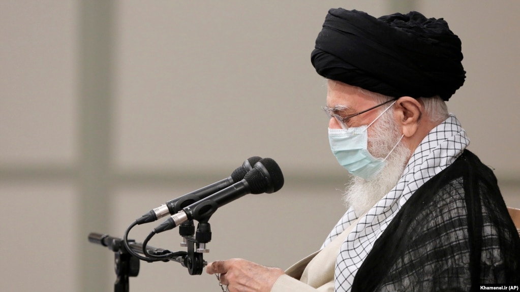 علی خامنه‌ای در دی‌ماه ۹۹ ورود واکسن‌های آمریکایی و بریتانیایی کرونا به ایران «ممنوع» اعلام کرد