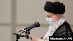 علی خامنه‌ای در دی‌ماه ۹۹ ورود واکسن‌های آمریکایی و بریتانیایی کرونا به ایران «ممنوع» اعلام کرد