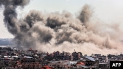 Tymi mbulon qiellin mbi Rafah, pas bombardimeve izraelite më 20 mars 2024. 