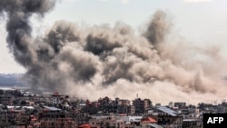 Dim nakon izraelskog bombardovanja Rafe u južnom pojasu Gaze 20. marta 2024. godine.