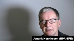 Secretarul în exercițiu al Academiei, Anders Olsson, anunțînd amînarea acordării premiului Nobel pentru literatură pe anul în curs