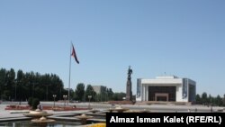 Статуя Эркиндик в центре Бишкека, которую хотят демонтировать.