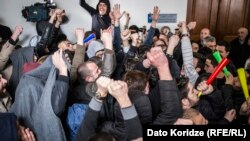 Студенты обращаются к правительству, президенту, неправительственному сектору и омбудсмену за помощью. Они просят защиты и говорят, что продолжат борьбу за чистку университета несмотря ни на что