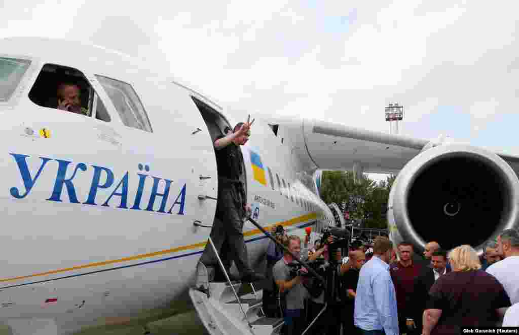 Ukrainian film director&nbsp;Oleh Sentsov, who was jailed on terrorism charges in Russia, steps from a plane upon arrival in Kyiv.&nbsp;