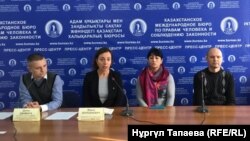 Участники пресс-конференции в Казахстанском бюро по правам человека, посвященной проблемам лиц без гражданства в Казахстане.