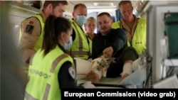 Чоловік з медиками в евакуаційному літаку