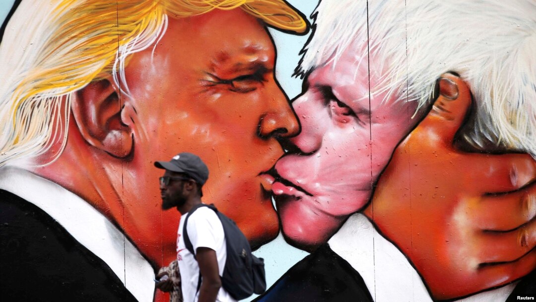 Donald Trump și Boris Johnson, graffiti în Bristol, Anglia.