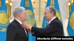 Президент Касым-Жомарт Токаев награждает орденом «Достык» II степени посла Российской Федерации в Казахстане Алексея Бородавкина. Нур-Султан, 21 января 2021 года.
