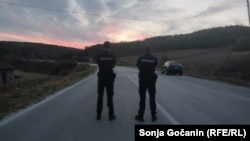 Policija stoji na putu blizu graničnog prelaza Merdare, 6. septembar 2024.