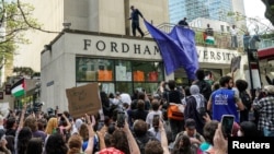 Propalestinski protest američkih studenata ispred Univerziteta Fordham u New Yorku, SAD, 1. maja 2024.