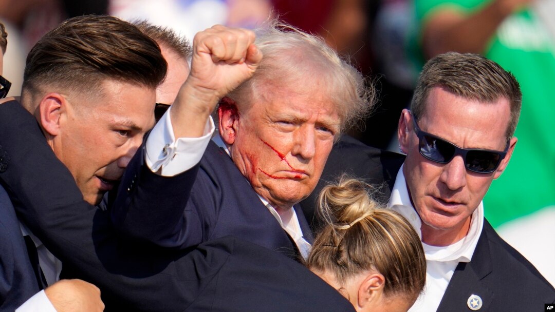 Fostul președinte american Donald Trump, candidatul republican la președinție, este escortat de agenți ai Serviciului Secret după ce asupra sa au fost trase focuri de armă în timpul unui miting de campanie în Butler, Pennsylvania, pe 13 iulie 2024.