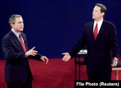 Джордж Буш-молодший (ліворуч) та Ел Ґор під час теледебатів перед президентськими виборами 2000 року. Тоді перемогу на виборах визначив результат трохи більш ніж у пів тисячі голосів у штаті Флорида, де перераховували голоси