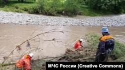Спасатели ищут пропавшего мальчика в реке Сунжа, фото: МЧС России