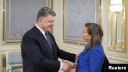 Петр Порошенко и Виктория Нуланд во время встречи в Киеве, 15 мая 2015