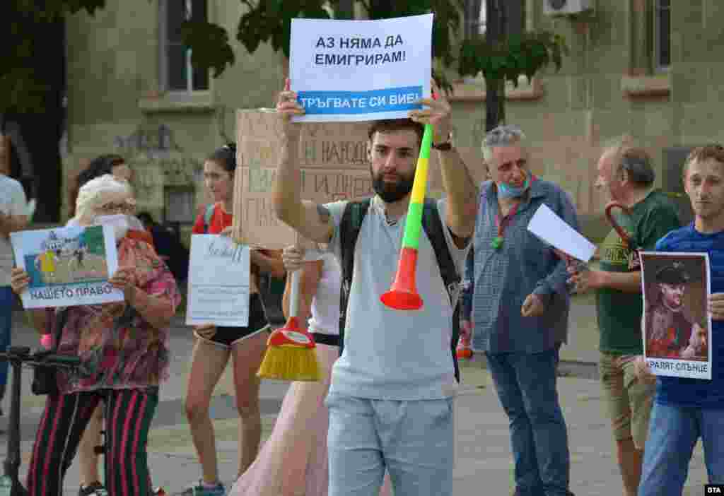 &quot;Аз няма да емигрирам! Тръгвайте си вие!&quot;, призовава протестиращ в Русе, където също се проведе пореден протест с искане за оставка на премиера и главния прокурор.