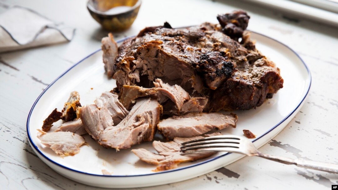 Carnea de porc este una dintre preferatele românilor. Cu toate acestea, producătorii locali nu reușesc să crească atât de multe animale pentru a acoperi integral cererea. 