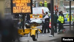 Сотрудники службы экстренной помощи везут пострадавшего с Вестминстерского моста. Лондон, 22 марта 2017 года.