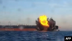 نمایی از یک ویدئو که سازمان امنیت اوکراین از حریق یکی از نفتکش‌ها منتشر کرده است-- روز شنبه، هشتم آذر