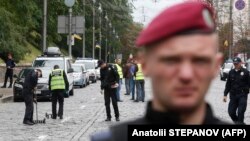 Експерти-вибухотехніки працюють на місці вибуху, Київ, 24 серпня 2017 року