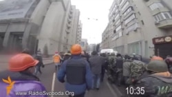 Полонених силовиків ведуть Майданом до вулиці Михайлівської