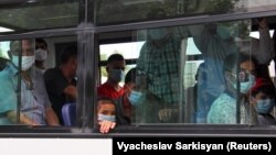  Oamenii care poartă măști de protecție într-un autobuz din Așgabat. Autoritățile raportează zero cazuri de Covid.