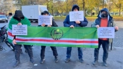 Участники акции против экстрадиции чеченских беженцев. Париж, Франция, 20 ноября 2024 г. 