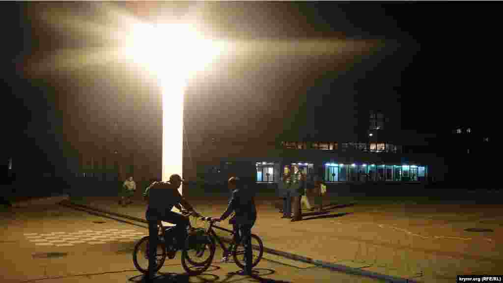 Подразделения МЧС России вместо фонарей установили на центральных площадях Симферополя для освещения города в темное время суток 9 световых башен