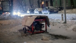 Російські обстріли залишили столицю і Київщину без тепла і світла у морози. Генератор на одній із вулиць Києва. Січень 2026 року