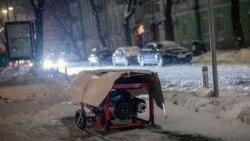 Някои жители на Киев използват агрегати в опит да стоплят жилищата си на фона екстремно ниските температури и липсата на отопление.