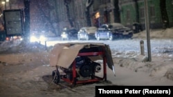 Генератор у Києві під час відключень світла, січень 2026 року